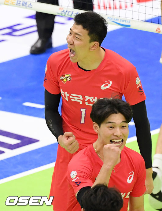 1세트 한국전력 신영석이 공격에 성공한 후 기뻐하고 있다./ rumi@osen.co.kr