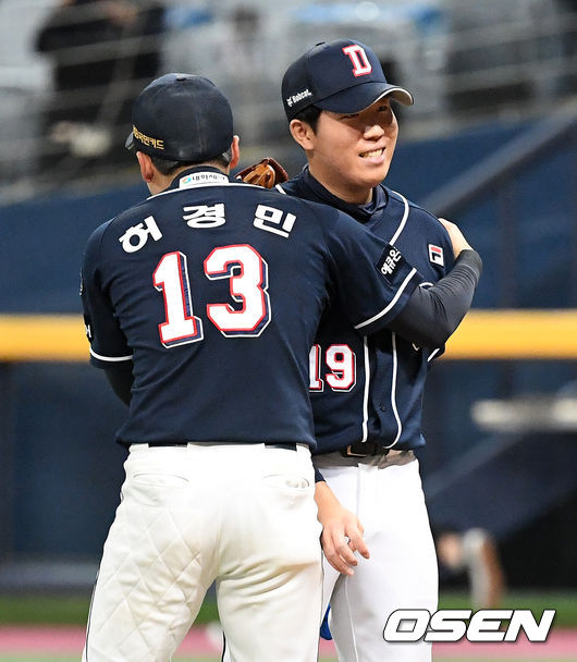 두산은 18일 서울 고척스카이돔에서 열린 ‘2020 신한은행 SOL KBO리그’ 포스트시즌 NC 다이노스와의 한국시리즈 2차전에서 5-4로 승리했다.경기 종료 후 두산 김민규가 허경민과 승리의 기쁨을 나누고 있다. /sunday@osen.co.kr