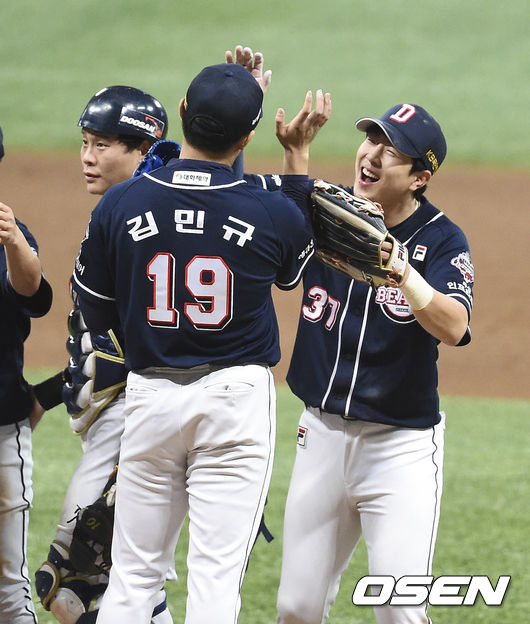 경기 종료 후 두산 선수들이 승리의 기쁨을 나누고 있다. / soul1014@osen.co.kr