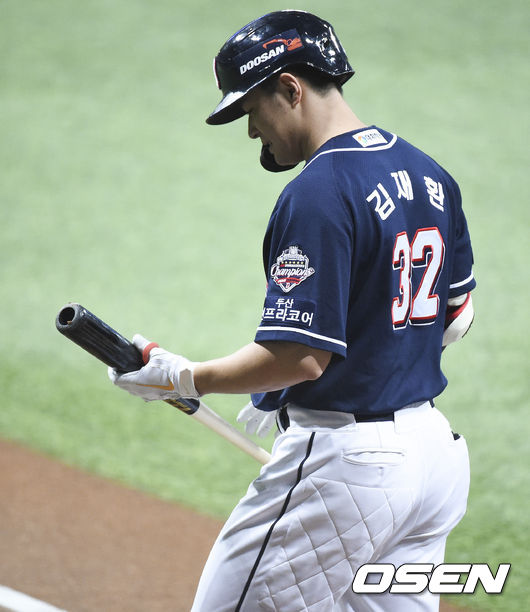 1회초 1사 1,2루 두산 김재환이 삼진아웃된뒤 아쉬워하고 있다./ soul1014@osen.co.kr