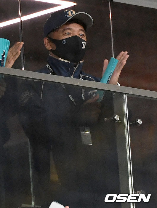 NC 김택진 구단주가 그라운드를 바라보며 박수를 치고 있다. / dreamer@osen.co.kr