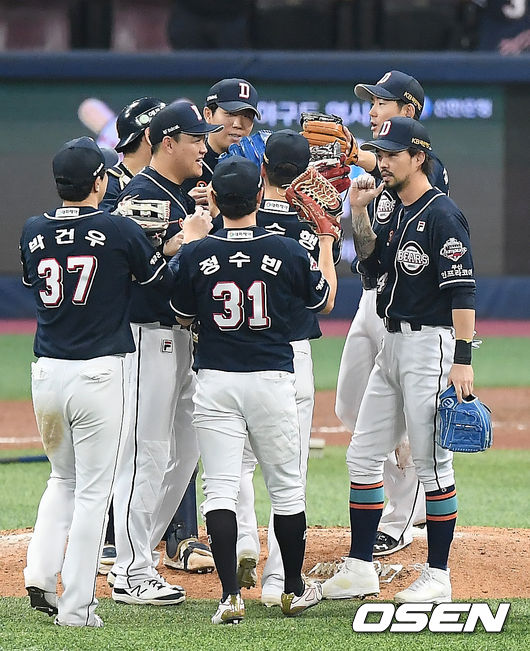 두산 베어스가 1차전 패배를 설욕했다.두산은 18일 서울 고척스카이돔에서 열린 ‘2020 신한은행 SOL KBO리그’ 포스트시즌 NC 다이노스와의 한국시리즈 2차전에서 5-4로 승리했다. 승리를 거둔 두산 선수단이 기뻐하고 있다. /youngrae@osen.co.kr