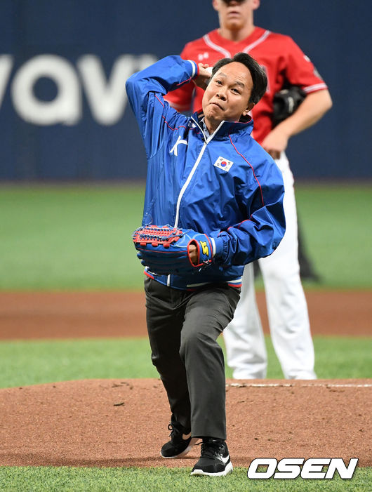 7일 오후 서울 고척스카이돔에서 '2019 세계야구소프트볼연맹(WBSC) 프리미어12' 예선 C조 대한민국과 캐나다의 경기가 열렸다.경기에 앞서 진옥동 신한은행장이 시구를 하고 있다./sunday@osen.co.kr