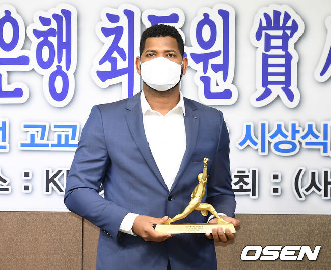 최동원상을 수상한 두산 알칸타라가 포토타임을 갖고 있다. /youngrae@osen.co.kr 