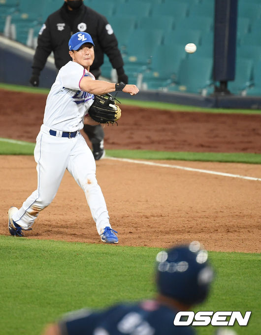 6일 오후 대구 삼성라이온즈파크에서 '2020 신한은행 SOL KBO리그' 삼성 라이온즈와 NC 다이노스의 경기가 열렸다.9회초 1사 만루 삼성 이성규가 NC 나성범의 내야 타구를 잡아 홈으로 송구하고 있다. /youngrae@osen.co.kr