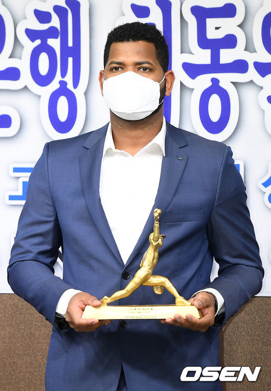 최동원상을 수상한 두산 알칸타라가 포토타임을 갖고 있다. /youngrae@osen.co.kr 