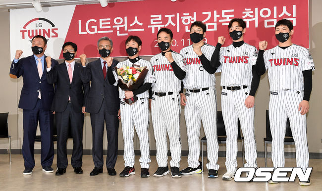 LG 차명석 단장, 이민영 LG 스포츠 상무, 이규홍 대표, 류지현 신임 감독, 김동수 수석코치, 김현수, 진해수, 오지환(왼쪽부터)가 기념촬영을 하고 있다. / dreamer@osen.co.kr