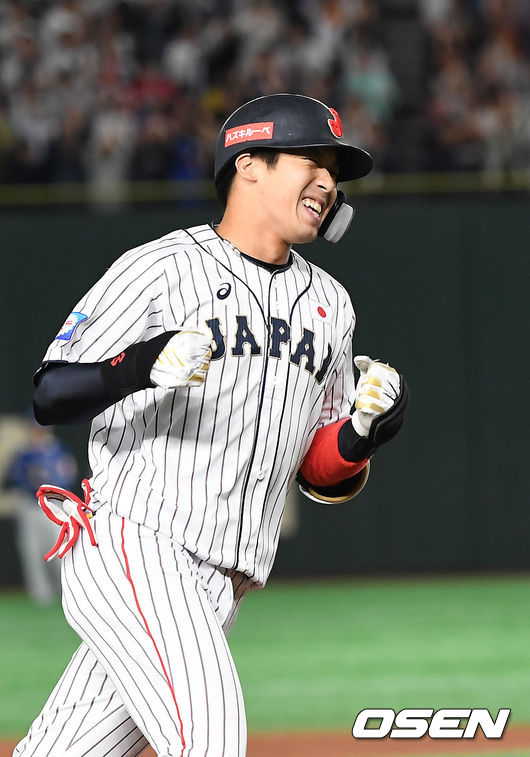 2회말 2사 1,2루 일본 야마다가 양현종에게 역전 스리런 홈런을 때린 뒤 기뻐하고 있다. /youngrae@osen.co.kr