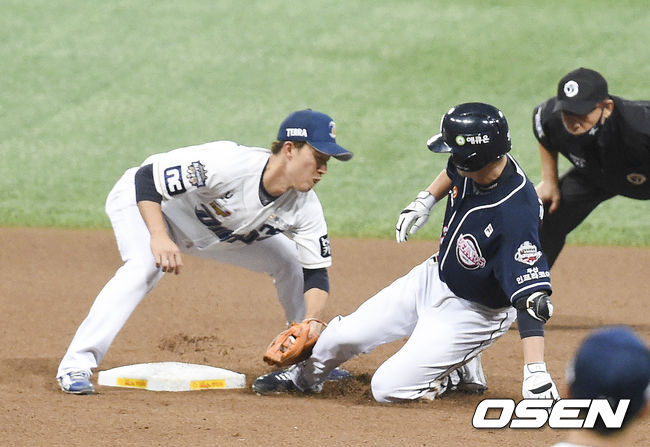 8회초 2사 2루 두산 김재호가 1타점 적시타를 날린뒤 2루에서 태그아웃되고 있다. / soul1014@osen.co.kr