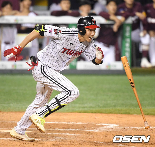 LG가 키움과의 더블헤더를 싹쓸이했다. 6연승을 달리며 공동 2위로 도약했다. LG는 5월 16일 서울 잠실구장에서 열린 더블헤더 2차전에서 짜릿한 5-3 역전승을 거뒀다. 8회 역전 드라마였다. 라모스 동점 홈런, 대타 채은성의 결승타, 김용의의 스퀴즈번트 안타가 연이어 터졌다. 8회말 1사 1,3루에서 LG 김용의가 정근우를 불러들이는 1루수 앞 번트 안타를 때려낸 뒤 1루로 출루하고 있다. /cej@osen.co.kr