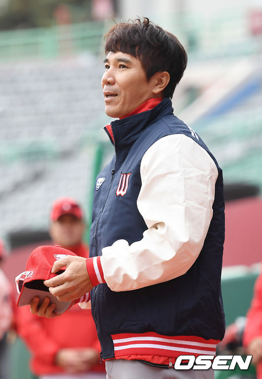 이대진 코치가 선수단과 인사를 나누고 있다. /youngrae@osen.co.kr