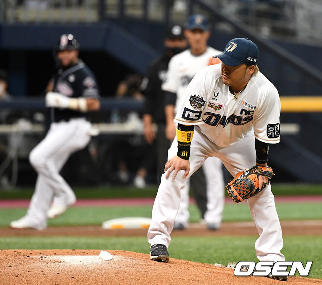 2회초 1사 1, 2루 상황 두산 박건우의 내야 안타 때 NC 3루수 박석민의 송구 실책으로 1루수 강진성이 포구에 실패했다. 아쉬워하는 박석민. / dreamer@osen.co.kr
