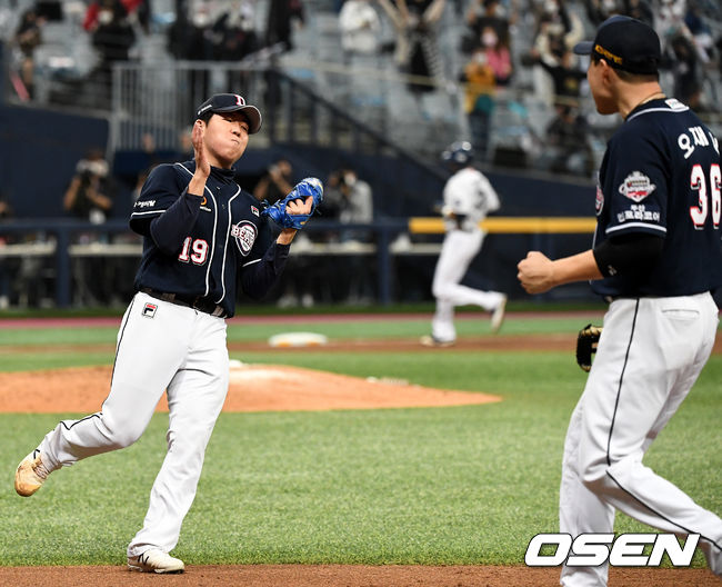 9회말 1사 1, 2루 상황 마운드에 올라 실점없이 경기를 마무리지은 두산 투수 김민규가 기뻐하고 있다. / dreamer@osen.co.kr