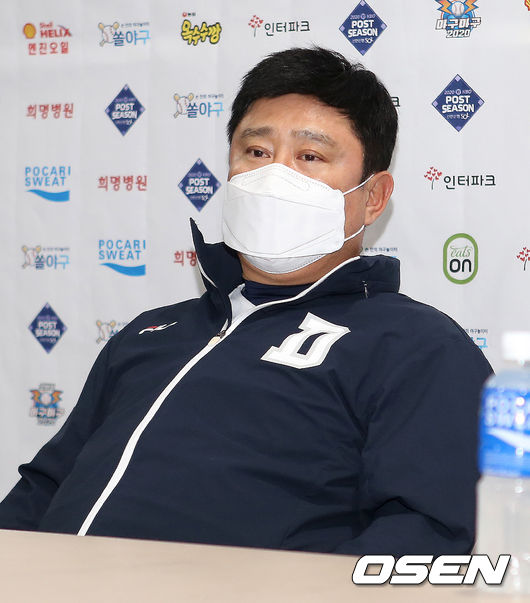 두산 김태형 감독이 경기 전 인터뷰를 하고 있다. /cej@osen.co.kr