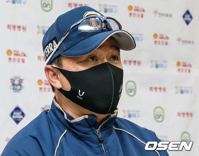 17일 오후 서울 고척스카이돔에서 '2020 신한은행 SOL KBO리그' 한국시리즈 1차전 NC 다이노스와 두산 베어스의 경기가 열렸다.경기에 앞서 NC 이동욱 감독이 인터뷰를 하고 있다./sunday@osen.co.kr