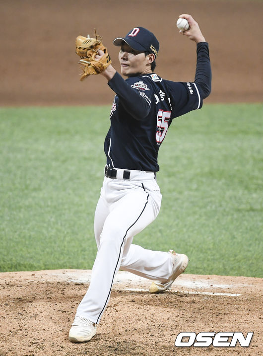 17일 오후 서울 고척스카이돔에서 ‘2020 신한은행 SOL KBO리그’ 한국시리즈 1차전 NC 다이노스와 두산 베어스의 경기가 열렸다.7회말 두산 이승진이 역투하고 있다. / soul1014@osen.co.kr