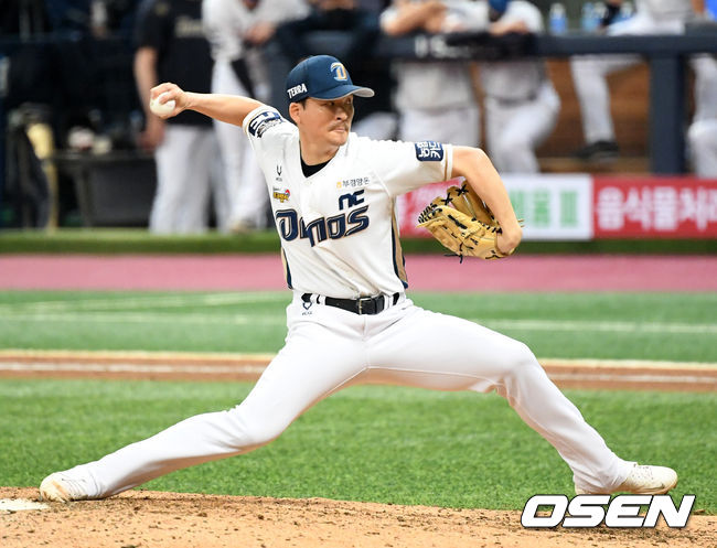 17일 오후 서울 고척스카이돔에서 '2020 신한은행 SOL KBO리그' 한국시리즈 1차전 NC 다이노스와 두산 베어스의 경기가 열렸다.9회초 무사에서 NC 원종현이 역투하고 있다. /sunday@osen.co.kr