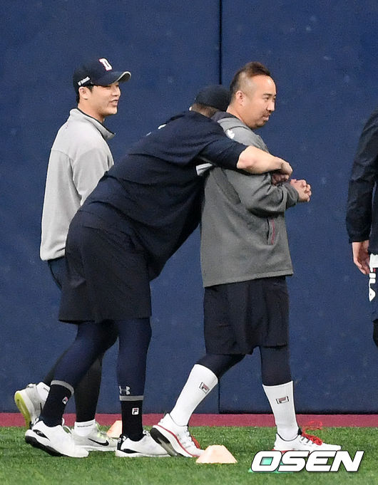 두산 플렉센이 유희관을 뒤에서 껴앉으며 이야기를 나누고 있다./sunday@osen.co.kr