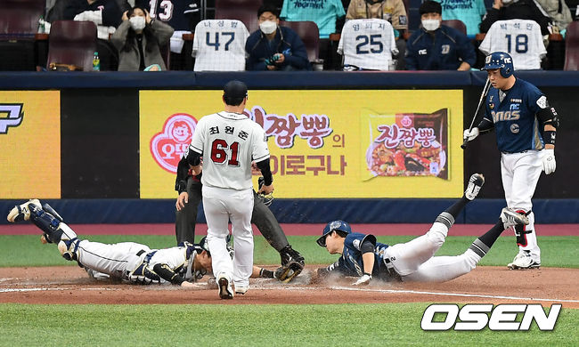 20일 오후 서울 고척스카이돔에서 '2020 신한은행 SOL KBO리그' 한국시리즈 3차전 두산 베어스와 NC 다이노스의 경기가 열렸다.3회초 2사 3루 NC 박민우가 두산 최원준의 폭투를 틈타 득점을 올리고 있다. /youngrae@osen.co.kr