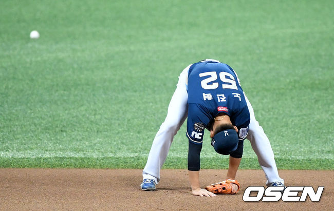 5회말 2사 3루에서 NC 노진혁이 두산 페르난데스의 유격수 땅볼에 실책을 범하며 동점을 허용하고 있다. /jpnews@osen.co.kr