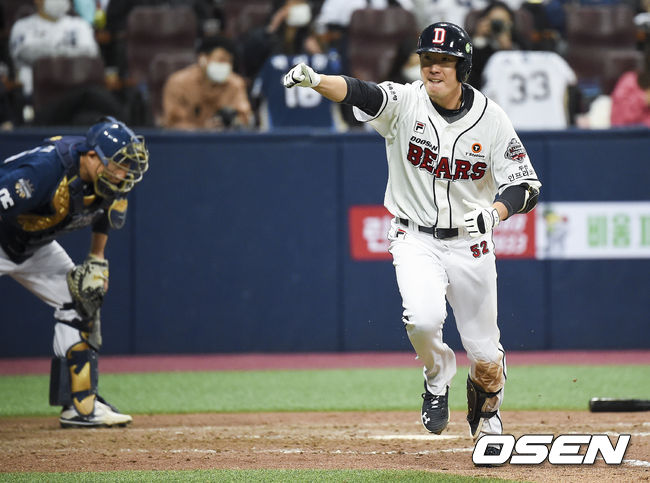7회말 1사 1,3루 두산 김재호가 역전 1타점 적시타를 날린뒤 환호하고 있다. / soul1014@osen.co.kr