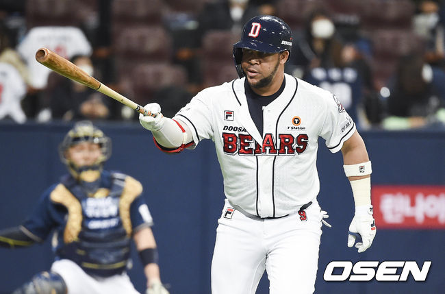 20일 오후 서울 고척스카이돔에서 ‘2020 신한은행 SOL KBO리그’ 포스트시즌 한국시리즈 3차전 두산 베어스와 NC 다이노스의 경기가 열렸다.2회말 두산 선두타자 페르난데스가 동점 솔로홈런을 날리고 세리머니를 하고 있다. / soul1014@osen.co.kr