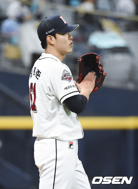 20일 오후 서울 고척스카이돔에서 ‘2020 신한은행 SOL KBO리그’ 포스트시즌 한국시리즈 3차전 두산 베어스와 NC 다이노스의 경기가 열렸다.2회초 1사 두산 선발투수 최원준이 최주환의 호수비에 박수를 치고 있다. / soul1014@osen.co.kr