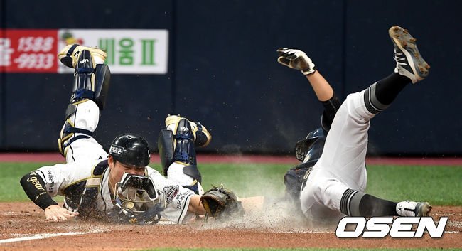 20일 오후 서울 고척스카이돔에서 ‘2020 신한은행 SOL KBO리그’ 포스트시즌 한국시리즈 3차전 두산 베어스와 NC 다이노스의 경기가 열렸다.3회초 2사 3루 상황 NC 양의지 타석 때 3루 주자 박민우가 두산 포수 박세혁의 포일을 틈타 홈으로 파고들어 슬라이딩 해 세이프되고 있다. / dreamer@osen.co.kr