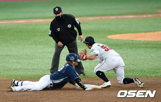 20일 오후 서울 고척스카이돔에서 '2020 신한은행 SOL KBO리그' 한국시리즈 3차전 두산 베어스와 NC 다이노스의 경기가 열렸다.3회초 2사 1루 NC 박석민이 안타를 때린 뒤 2루까지 진루하려다 아웃당하고 있다. /youngrae@osen.co.kr