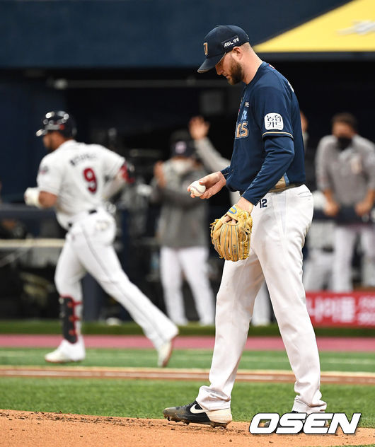 2회말 무사 선두타자로 나선 두산 페르난데스에게 동점 우월 솔로포를 내준 NC 선발 라이트가 아쉬워하고 있다. / dreamer@osen.co.kr