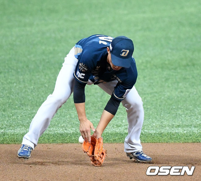 5회말 2사 3루에서 NC 노진혁이 두산 페르난데스의 유격수 땅볼에 실책을 범하며 동점을 허용하고 있다. /jpnews@osen.co.kr
