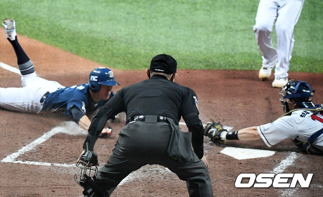 3회초 2사 3루에서 NC 박민우가 두산 최원준의 폭투에 홈에서 박세혁에 앞서 세이프되고 있다. /jpnews@osen.co.kr