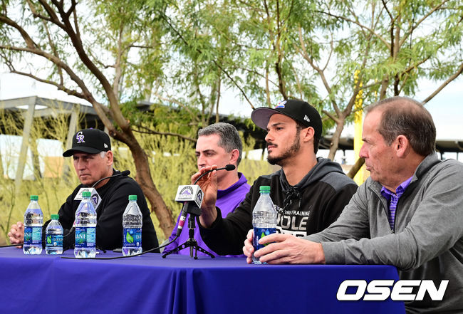 콜로라도 버드 블랙 감독, 제프 브리디치 콜로라도 단장, 놀란 아레나도, 찰스 몬포트 구단주(왼쪽부터)가 연장계약 관련 기자회견을 하고 있다. /jpnews@osen.co.kr