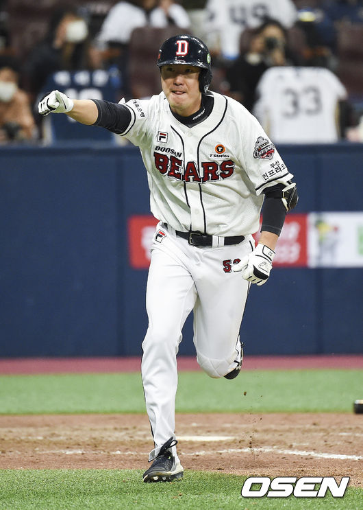 7회말 1사 1,3루 두산 김재호가 역전 1타점 적시타를 날리고 있다. / soul1014@osen.co.kr