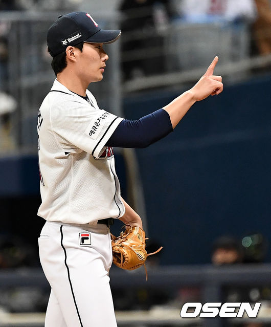 20일 오후 서울 고척스카이돔에서 ‘2020 신한은행 SOL KBO리그’ 포스트시즌 한국시리즈 3차전 두산 베어스와 NC 다이노스의 경기가 열렸다.8회초 2사 1루 상황 마운드에 오른 두산 투수 이승진이 연습 투구 중 사인을 보내고 있다. / dreamer@osen.co.kr