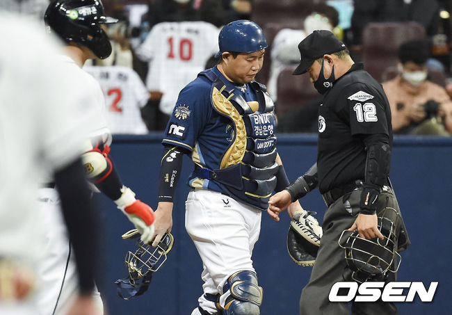 7회말 무사 1루에서 폭투 2개로 3루까지 허용한 NC 양의지 포수가 아쉬워하고 있다 / soul1014@osen.co.kr