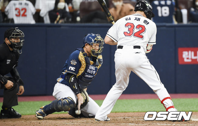 7회말 무사 2루 두산 김재환의 타석때 NC 양의지 포수가 공을 뒤로 놓치고 있다. / soul1014@osen.co.kr