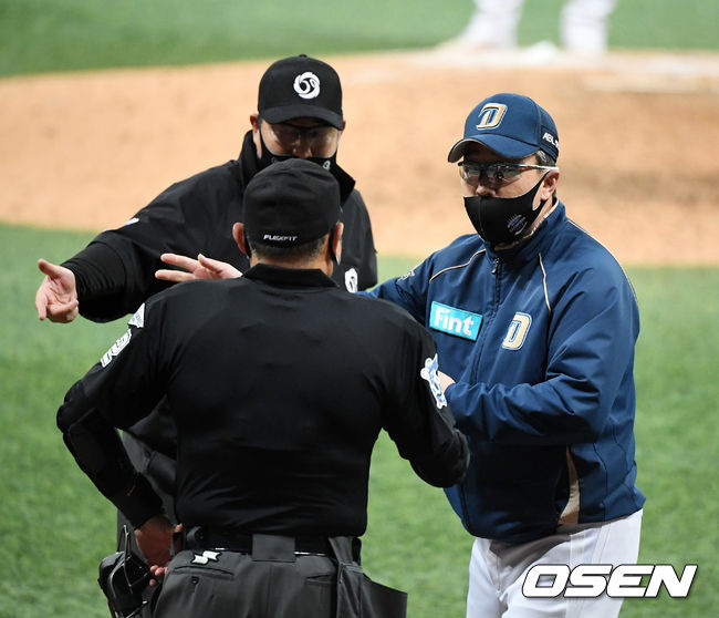 8회말 1사 3루에서 두산 정수빈이 번트 자세를 취하며 NC 원종현의 투구에 발을 맞았다. 비디오 판독결과 몸에 맞는 볼로 1루에 출루했으나 NC 이동욱 감독은 정수빈 스윙 여부를 놓고 판정할 것을 항의하고 있다. 하지만 스윙 여부는 비디오 판독 대상이 아니다. /jpnews@osen.co.kr