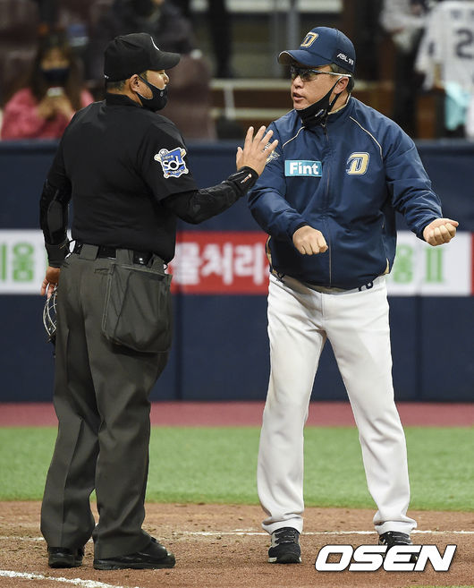 20일 오후 서울 고척스카이돔에서 ‘2020 신한은행 SOL KBO리그’ 포스트시즌 한국시리즈 3차전 두산 베어스와 NC 다이노스의 경기가 열렸다.8회말 1사 3루 두산 정수빈의 몸에 맞는 공때 NC 이동욱 감독이 판정에 항의하고 있다 / soul1014@osen.co.kr