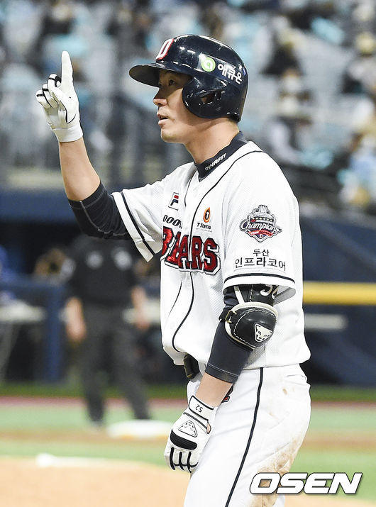 7회말 1사 1,3루 두산 김재호가 역전 1타점 적시타를 날린뒤 세리머니를 하고 있다. / soul1014@osen.co.kr