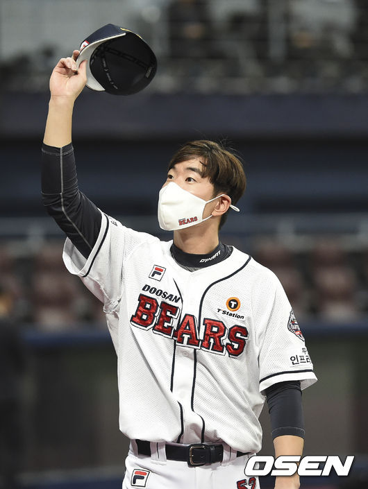 경기종료 후 데일리 MVP로 선정된 김재호가 팬들에게 인사를 하고 있다. / soul1014@osen.co.kr