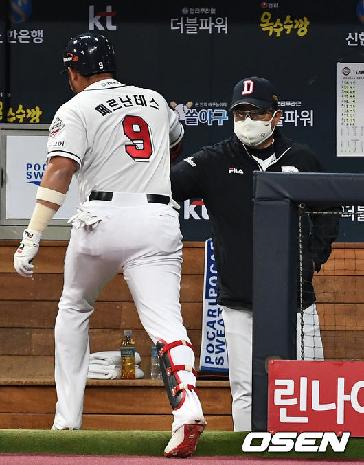 2회말 무사 선두타자로 나선 두산 페르난데스가 동점 우월 솔로포를 날리고 김태형 감독과 인사를 나누고 있다. / dreamer@osen.co.kr