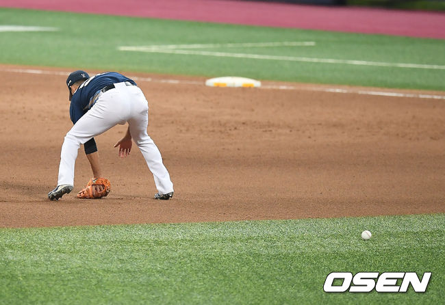 20일 오후 서울 고척스카이돔에서 '2020 신한은행 SOL KBO리그' 한국시리즈 3차전 두산 베어스와 NC 다이노스의 경기가 열렸다.5회말 2사 3루 NC 노진혁이 두산 페르난데스의 타구를 놓치고 있다. /youngrae@osen.co.kr