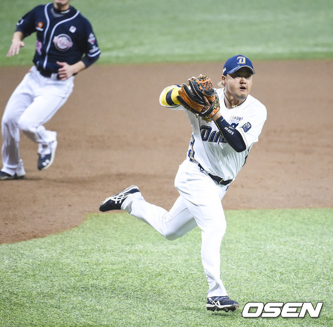 2회초 1사 1,2루 두산 박건우의 내야안타때 NC 박석민 3루수가 공을 더듬다 송구실책하고 있다. / soul1014@osen.co.kr