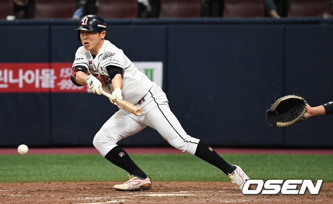 5회말 무사 선두타자로 나선 두산 정수빈이 기습 번트 안타를 대고 있다. / dreamer@osen.co.kr