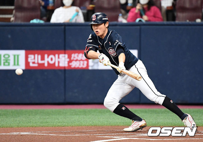 1회초 1사에서 두산 정수빈이 번트를 시도하고 있다./sunday@osen.co.kr