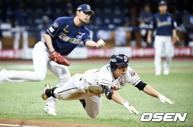 20일 오후 서울 고척스카이돔에서 ‘2020 신한은행 SOL KBO리그’ 포스트시즌 한국시리즈 3차전 두산 베어스와 NC 다이노스의 경기가 열렸다.5회말 두산 선두타자 정수빈이 번트 안타를 성공시키고 있다 / soul1014@osen.co.kr
