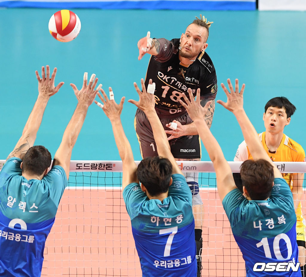 20일 오후 서울 장충체육관에서 도드람 2020-2021 V리그 프로배구 남자부 우리카드와 OK금융그룹의 경기가 진행됐다.1세트 OK금융그룹 펠리페가 강타를 날리고 있다./ rumi@osen.co.kr