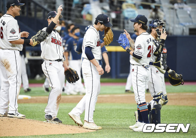 경기종료 후 승리를 지켜낸 두산 이승진이 동료들과 기뻐하고 있다/ soul1014@osen.co.kr