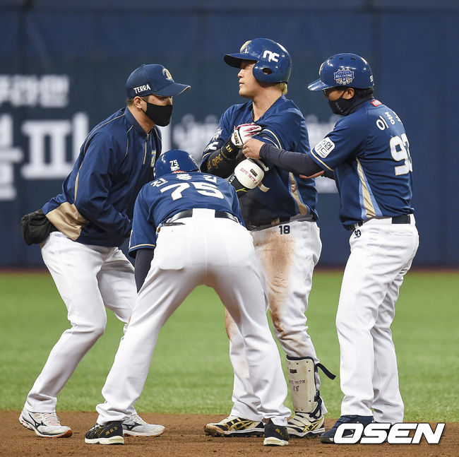 20일 오후 서울 고척스카이돔에서 ‘2020 신한은행 SOL KBO리그’ 포스트시즌 한국시리즈 3차전 두산 베어스와 NC 다이노스의 경기가 열렸다.3회초 2사 1루 안타 날린 NC 박석민이 2루 슬라이딩 과정에서 부상 당한뒤 상태를 점검하고 있다. 박석민은 이후 지석훈과 교체아웃됐다. / soul1014@osen.co.kr